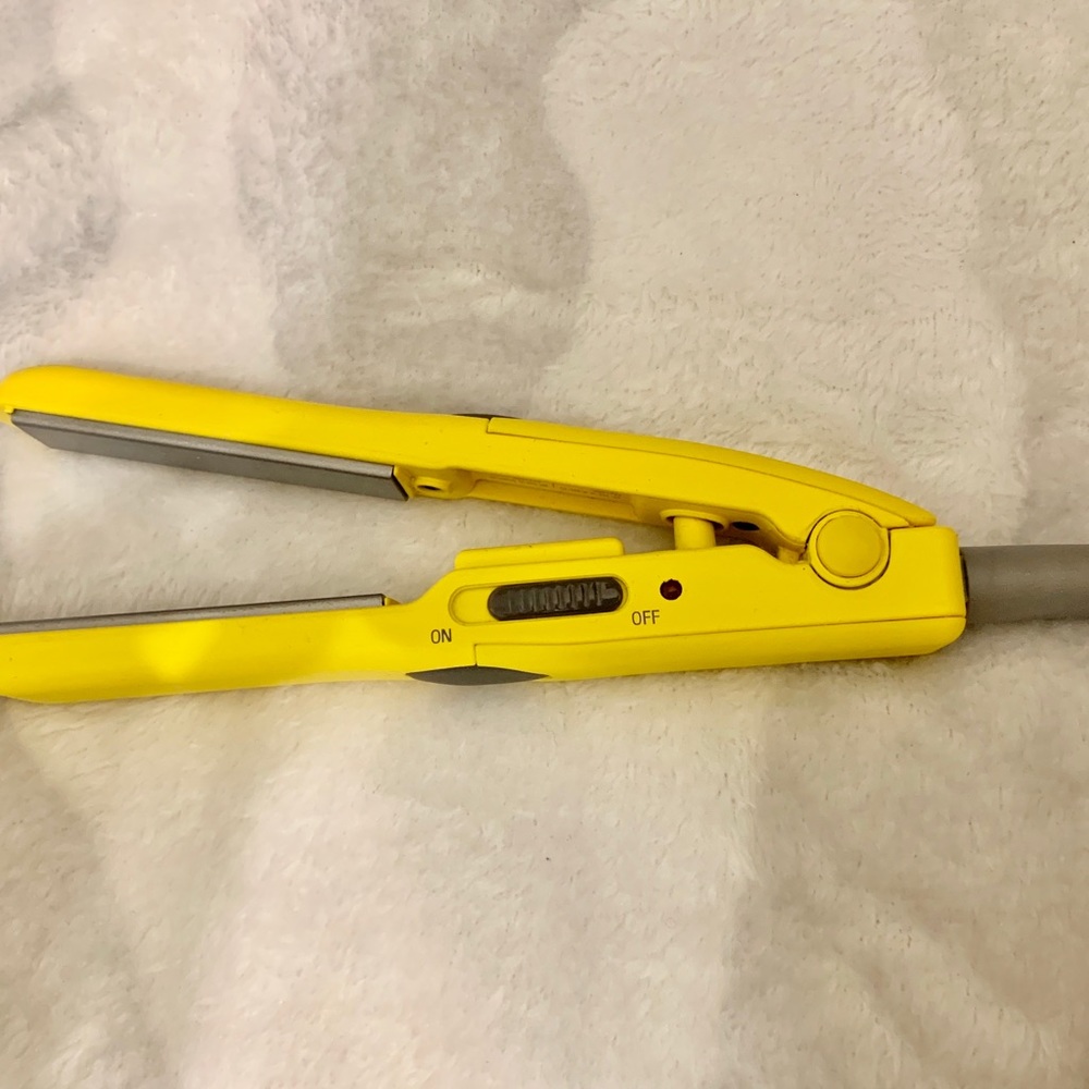 DryBar Mini 1/2 Inch Flat Iron